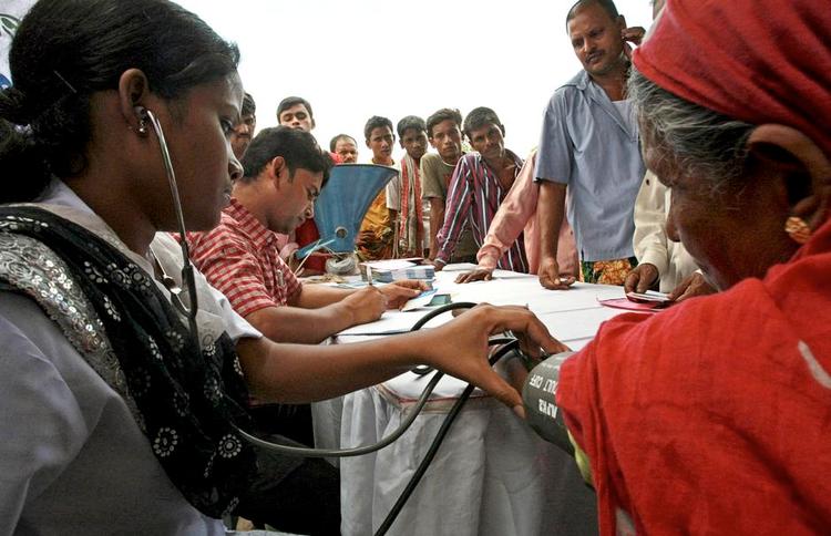 Tjek. En mobil lægeklinik tilbyder gratis sundhedstjek ved en vejside i Bangladesh. For Novo Nordisk er partnerskaber med lokale ngo'er afgørende for indtjeningen. 