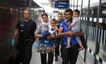 Kontrol. Tysk politi escorterer en afghansk familie på togstationen i Rosenheim. EU-landendes ledere mødes i dag for at diskutere fælles grænsekontrol. 
