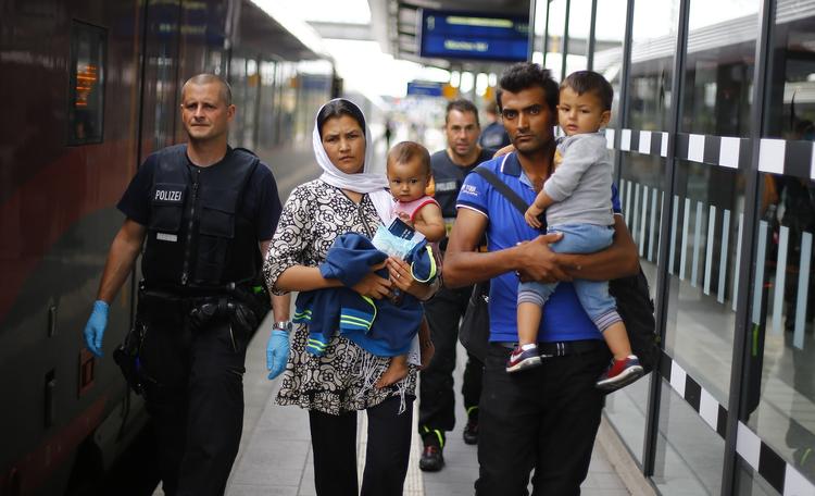 Kontrol. Tysk politi escorterer en afghansk familie på togstationen i Rosenheim. EU-landendes ledere mødes i dag for at diskutere fælles grænsekontrol. 