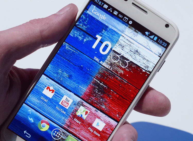 USIKKER. Størstedelen af Android-smartphones som denne fra Motorola har problemer med sikkerheden, fordi smartphone-producenter er bagud med at få lappet hullerne (Foto: Ap Photo/Mark Lennihan). 