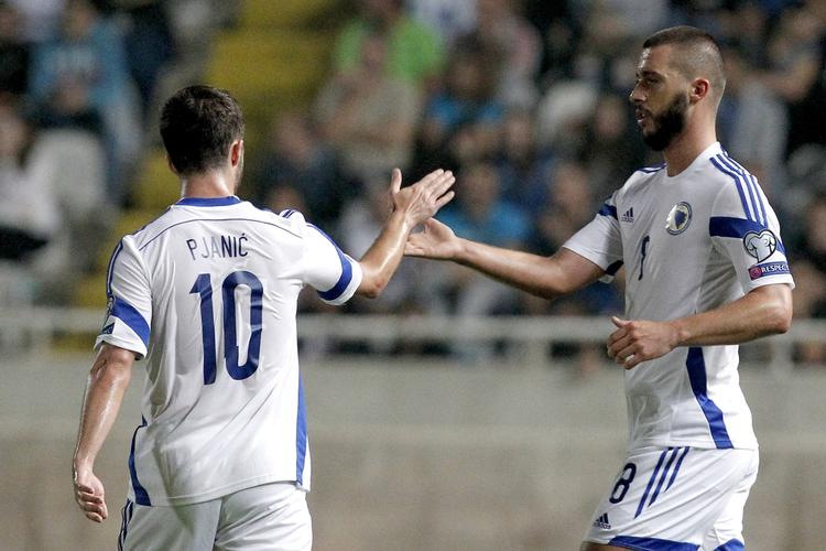 2-3. Da Bosnien-Hercegovina sikrede tredjepladsen og playoff med en 3-2-sejr over Cypern, scorede Haris Medunjanin (th.) de første to mål. 
