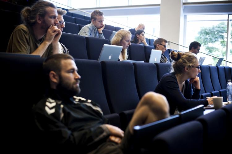 Farvel. Det er svært at holde på de studerende, når først forelæsningen er slut, oplever universiteterne. 