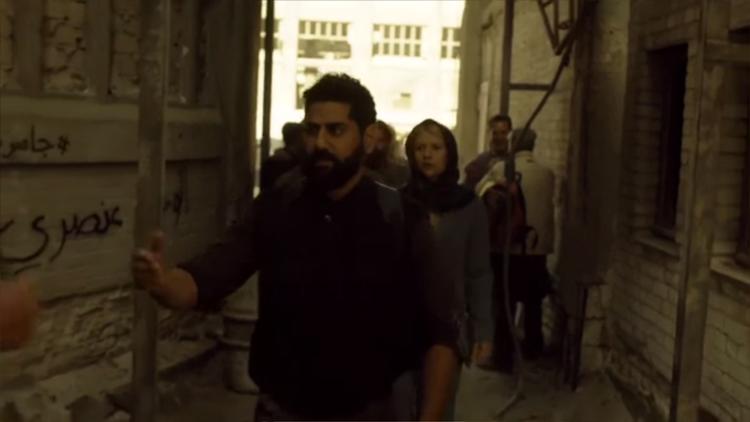 graffiti. Til venstre i billedet et eksempel på et af de buskaber, der kom med i anden episode af femte sæson af serien: »Homeland er racistisk«. (screendump) 