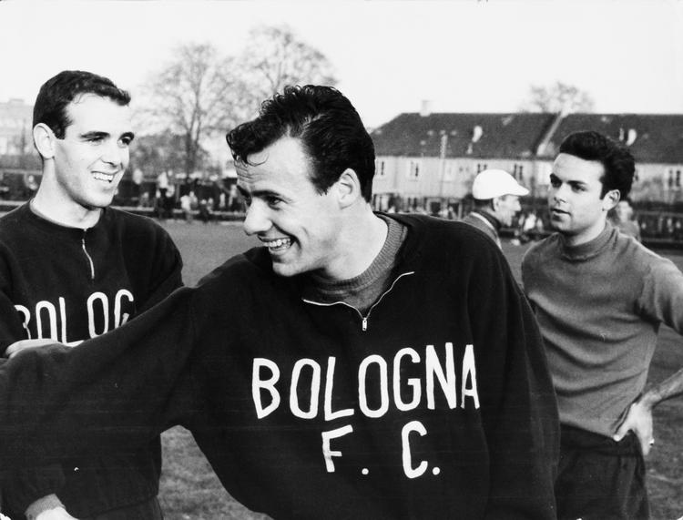 TOPSCORER. Da Bologna i 1962 spillede en kamp mod Alliancen og Stævnet i Idrætsparken, havde Harald Nielsen (i midten) selskab af landsmanden Leif Mortensen (th.), som Bologna til lejligheden havde lånt af Udinese. 