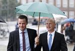 AFVISNING. Venstres landdistriktsordfører Thomas Danielsen (t.v.) afviser blankt, at regeringen udsulter provinsen. Her er han på vej til gudstjeneste sammen med nuværende forsvarsminister Peter Christensen (V) forud for Folketingets åbning. 