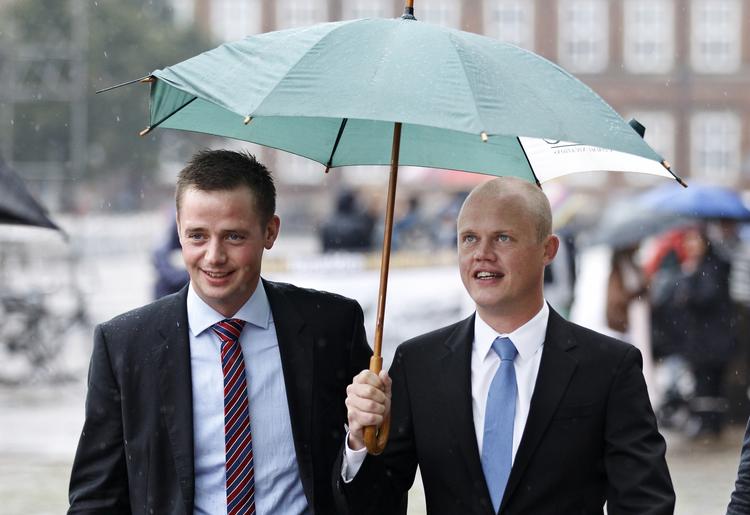AFVISNING. Venstres landdistriktsordfører Thomas Danielsen (t.v.) afviser blankt, at regeringen udsulter provinsen. Her er han på vej til gudstjeneste sammen med nuværende forsvarsminister Peter Christensen (V) forud for Folketingets åbning. 