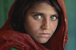 Steve McCurrys ikoniske billede af den 12-årige afghanske flygtning Sharbat Gula. »Jeg fotograferede hende på en skole i Pasharwar i Pakistan, hvor 3-4 millioner afghanere på det tidspunkt opholdt sig«, fortæller Steve McCurry. »Det er et af de tilfælde, hvor alt i billedet pludselig på magisk vis passer sammen- lyset, farverne, hendes udtryk. Det  tog mig fem minutter at tage portrættet, så løb hun ud for at lege videre med sine veninder«. 