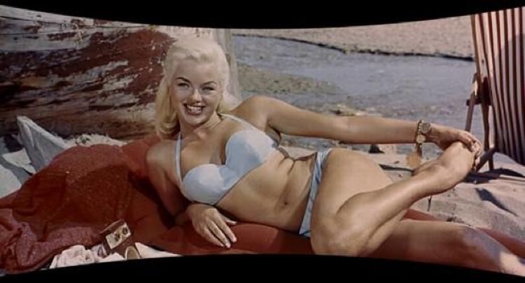 Cinerama. Duftfilmen 'Scent of Mystery' blev senere vist uden duft og med titlen 'Holiday in Spain'. I Cinemateket vises den restaurerede udgave - derfor buerne i top og bund. Og desuden med duft for første gang siden filmens premiere i 1960. 