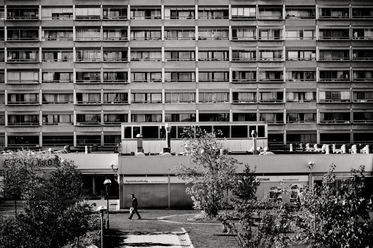 Nabostøj. Der opstår nemt konflikter, når man bor tæt sammen. Derfor ansætter boligselskaberne i stigende grad konfliktmæglere. stigende grad ansat i boligselskaberne 