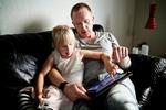 Fingernem. Edderkopper, pirater og bogstav styres af 5-årige Siris fingre, mens hun spiller med sin far, Thomas Vigild. Spiloplevelse på de nye tabletspil nærmer sig samme dybde, som konsol- og pc-spil har. 