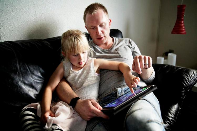 Fingernem. Edderkopper, pirater og bogstav styres af 5-årige Siris fingre, mens hun spiller med sin far, Thomas Vigild. Spiloplevelse på de nye tabletspil nærmer sig samme dybde, som konsol- og pc-spil har. 