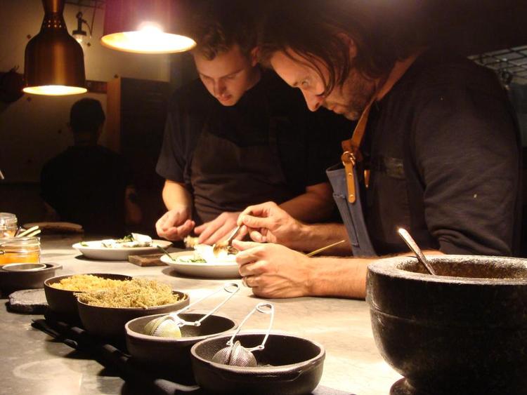 Stjerneniveau. Al mad bliver lavet over åben ild på Michelin-restauranten Eckstedt. Og det betyder at det indimellem kikser, hvilket plejer at være utilgiveligt på stjerneniveau. 