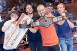 Sejrsglæde. Elbanovic plus entourage jubler over den sikre 3-0-finalesejr over Janus Forssling ved MC Fight Night i lørdags. 