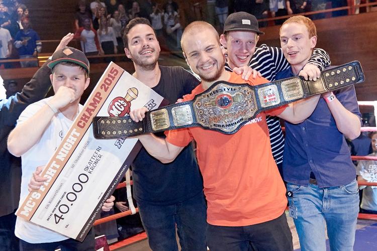 Sejrsglæde. Elbanovic plus entourage jubler over den sikre 3-0-finalesejr over Janus Forssling ved MC Fight Night i lørdags. 