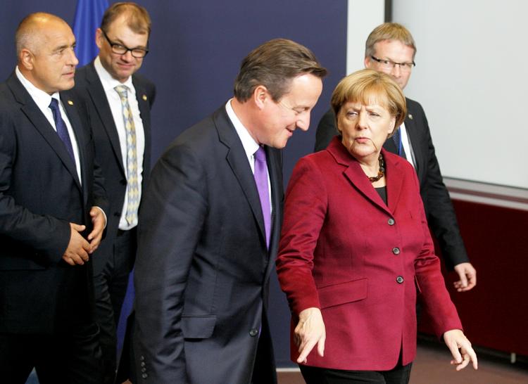 Utålmodighed. Hvad vil du med EU, David? Sådan spørger de andre ledere Cameron under aftenens topmøde. Her ses den britiske premierminister sammen med Tysklands forbundskansler, Angela Merkel, tidligere på dagen. 