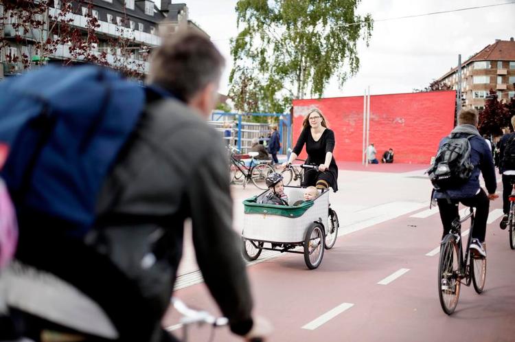 Populære. Hovedstadens cyklister har i den grad taget de nye grønne cykelstier til sig. Eline Sanders tager ofte ruten sammen med sin søn og datter, når de skal på legeplads. 