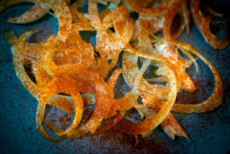 Delikat.  Blæksprutte med syltet fennikel er blandt de delikate tapas, der serveres på Toro i Istedgade. Pris. 395 kr. for syv serveringer. 