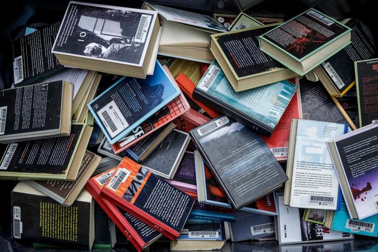 Ufagligt. »Vi bliver bedt om at skovle ud med hovedet udner armen«, siger de københavnske bibliotekarers fællestillidsmand Tage Sørensen. Her er nogle af de kasserede bøger. 