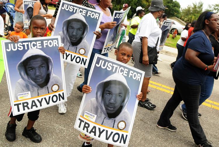 Protester. Trayvon Martin-sagen var unik. En hvid bevæbnet mand forfulgte og skød en sort ubevæbnet dreng, den sorte dreng mistede livet og den hvide mand blev sat fri. Protestmarcher blev afholdt i hele landet, da frifindelsen var en realitet. 