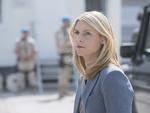 Fuppet. Man skulle næsten tro, at Homelands absolutte hovedperson Carrie Mathison - spillet af Claire Danes - her i andet afsnit af seriens sæson 5 er klar over, at Homeland er blevet taget ved næsen. Men det vidste hverken hun eller produceren noget om. På billedet er Mathison netop ankommet til flygtningelejr, hvor kunstnere havde malet graffiti, der snød holdet bag serien. 