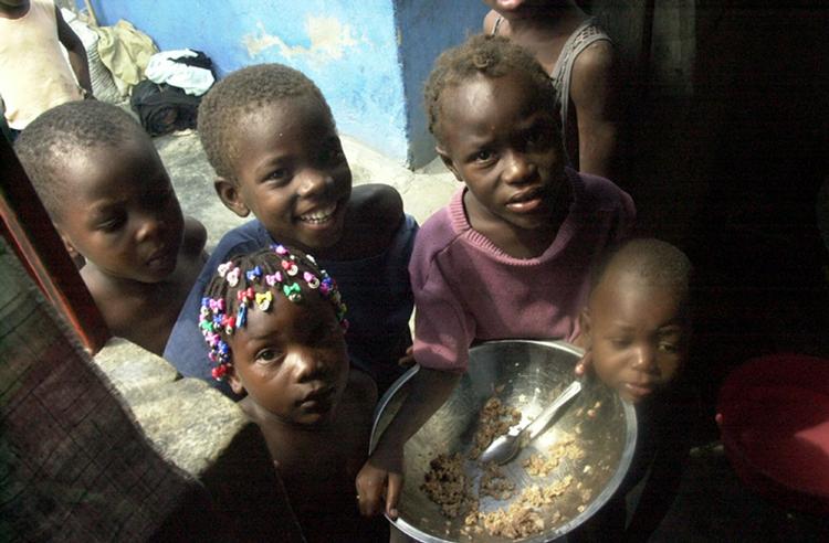 Middag. Dette billede er taget af AP i Haiti tilbage i 2005. Haiti lider under omfattende sult og fattigdom. 