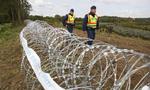 Spærret. To grænseofficerer går langs pigtrådshegnet, der deler Ungarn og Kroatien. 