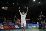 SEJR. Viktor Axelsen kan række armene i vejret efter sejren. 