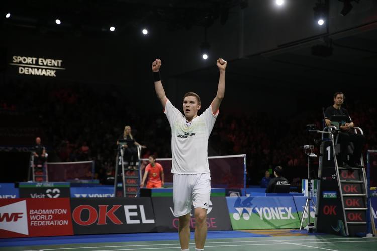 SEJR. Viktor Axelsen kan række armene i vejret efter sejren. 