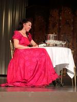 umuligt. Sylva (Cecilia Lindwall) er den farlige csardas-sangerinde, der gerne vil have fat i den adelige Edwin. Men han er afsat til anden side. Pr-foto 