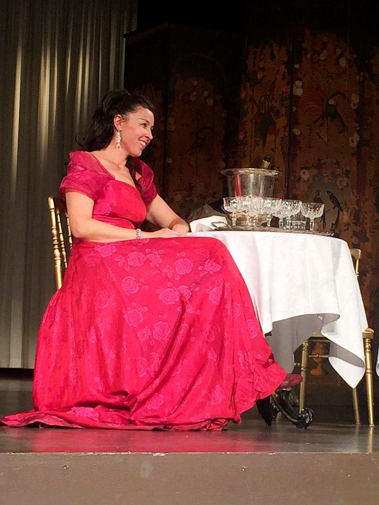 umuligt. Sylva (Cecilia Lindwall) er den farlige csardas-sangerinde, der gerne vil have fat i den adelige Edwin. Men han er afsat til anden side. Pr-foto 