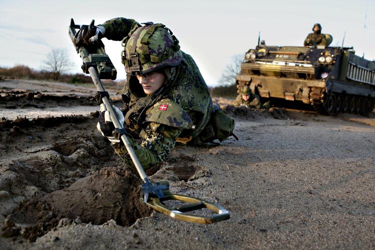 Hul. Forsvaret har ikke penge nok til blandt andet en række store indkøb og udskiftning af nedslidt materiel og udstyr. 