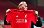 Tittebøh. Da Jürgen Klopp blev præsenteret i Liverpool, holdt han trøjen op foran sig som for at markere, at klubben er større end ham. 