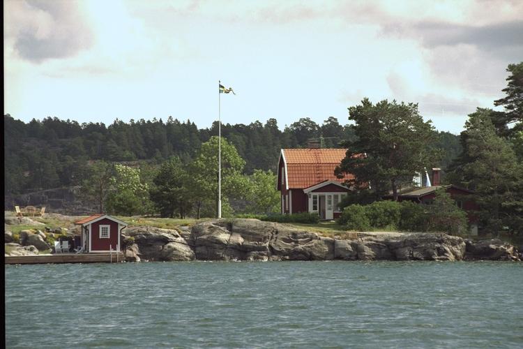 Thriller. Fortiden er lige så dyb, fascinerende og farlig som en svensk skærgård i Klas Östergrens nye roman. 