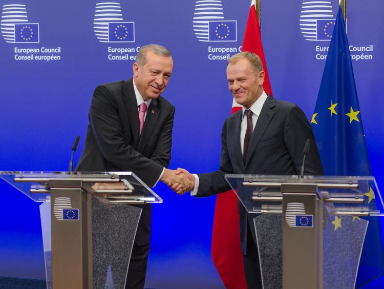 Flygtningekrise. Tyrkiets præsident Recep Tayyip Erdogan (t.v.) mødtes i forrige uge med EU-præsident Donald Tusk i Bruxelles. Siden har parterne arbejdet på en handlingsplan for, hvad EU skal tilbyde Tyrkiet for at Tyrkiet i stedet bremser flygtningestrømmen ind i Europa. 