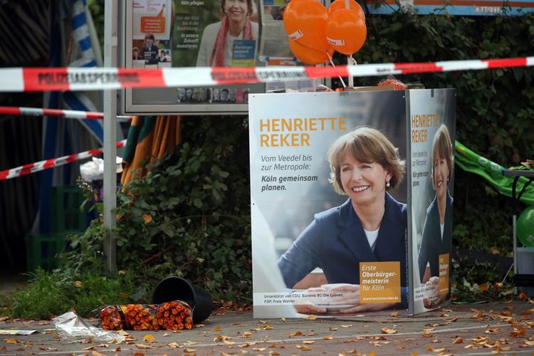 Knivstukket. En knivbevæbnet mand gik til angreb på Henriette Reker ved en valgbod. 