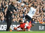 aggressivt. Liverpools nye træner, Jürgen Klopp (tv), er ved at blive væltet i en af de mange nærkampe, som opgøret mellem Tottenham og Liverpool bød på. 