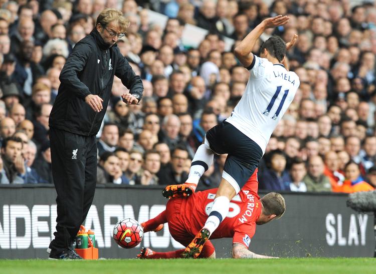 aggressivt. Liverpools nye træner, Jürgen Klopp (tv), er ved at blive væltet i en af de mange nærkampe, som opgøret mellem Tottenham og Liverpool bød på. 