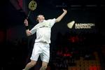 Ude. En ellers højtflyvende Viktor Axelsen taber til verdens nummer 1, kineseren Chen Long i semifinalerne af Denmark Open. 