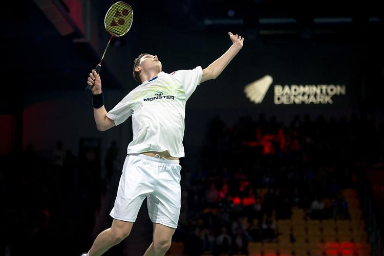 Ude. En ellers højtflyvende Viktor Axelsen taber til verdens nummer 1, kineseren Chen Long i semifinalerne af Denmark Open. 