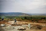 Uorganiseret. Arbejdsmænd og -kvinder får 18 kroner om dagen og kan fyres uden varsel på byggepladserne i Rwanda. Det skal en certificering hjælpe med at ændre. 