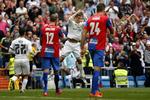 rekord. Real Madrids Cristiano Ronaldo (midt) fejrer sit mål mod Levante, der giver ham en speciel målrekord. 