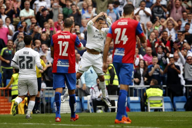 rekord. Real Madrids Cristiano Ronaldo (midt) fejrer sit mål mod Levante, der giver ham en speciel målrekord. 