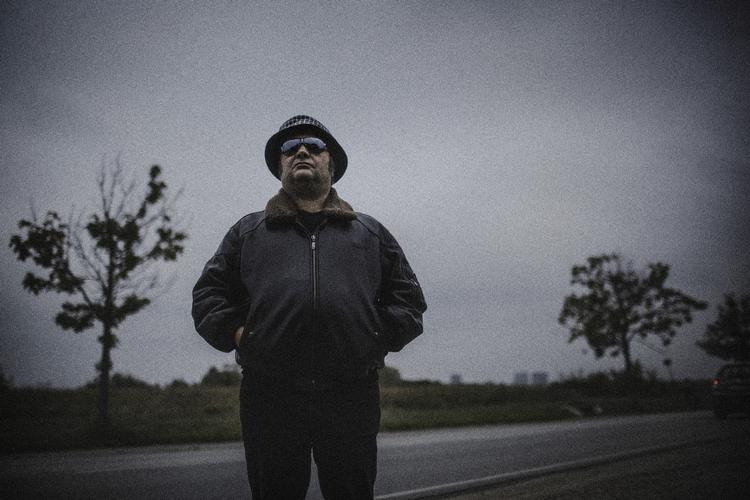 Manderoman. Hovedpersonen Jepser i Jan Sonnergaards nye roman 'Frysende våde vejbaner' sælger ikke ud af det han tror på. 