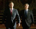 Duo. George W. Bush og Tony Blair havde et tæt samarbejde - måske lovede Blair amerikanerne mere end han hidtil har fortalt offentligheden. 