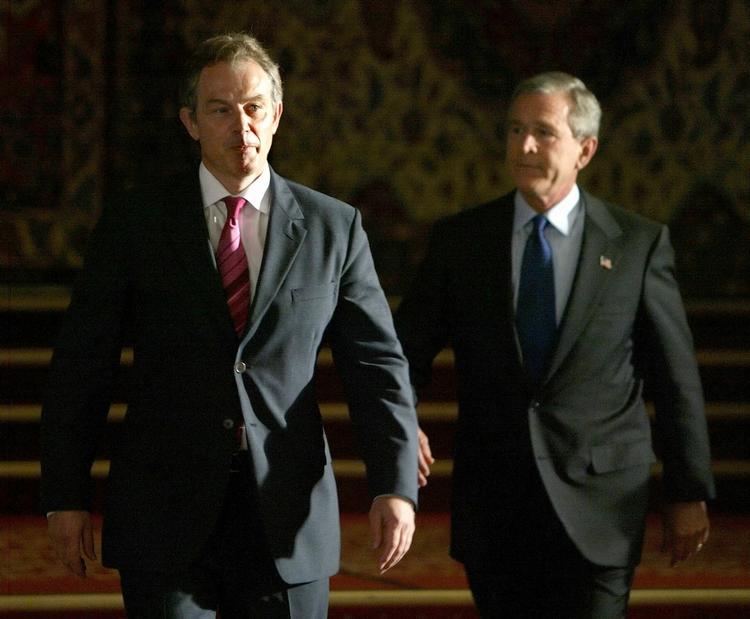 Duo. George W. Bush og Tony Blair havde et tæt samarbejde - måske lovede Blair amerikanerne mere end han hidtil har fortalt offentligheden. 