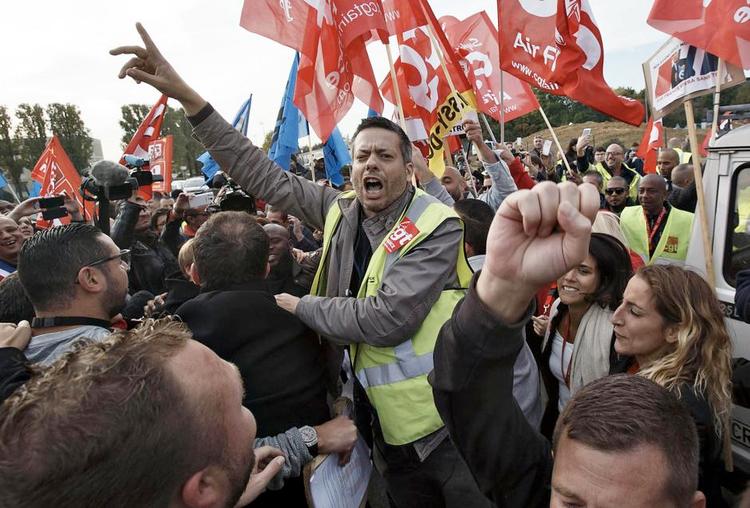 sammenstød. Ansatte i Air France protesterer voldsomt mod 2.900 planlagte fyringer. 