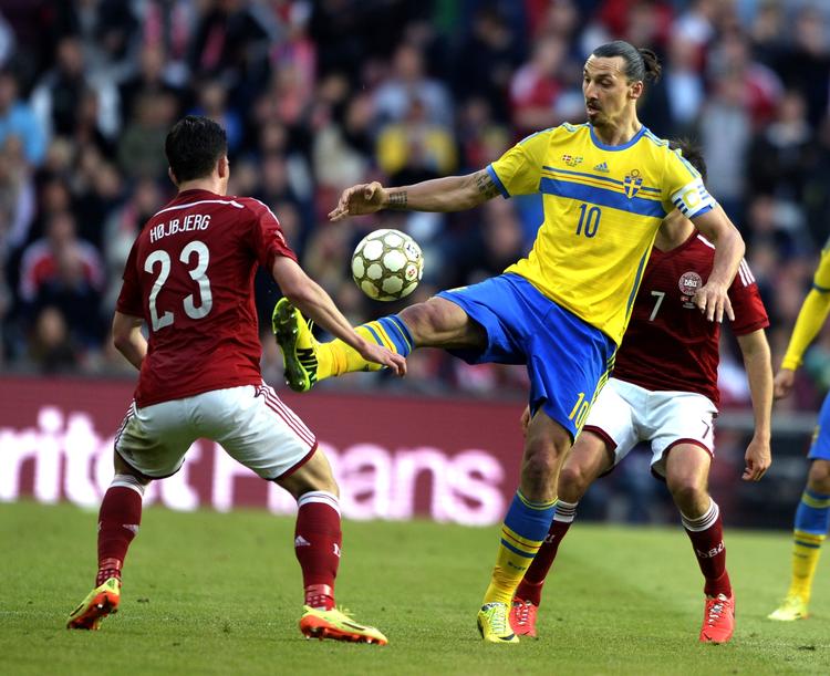 Drama. Sverige med verdensstjernen Zlatan Ibrahimovic skal besejres over to kampe, hvis Danmark skal med til EM næste år. 