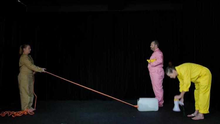 Ritual. Med stor disciplin udføres absurde handlinger med strenge regler i værket 'Suderfinne Barren' (2015). Videostill