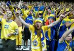 broderligt. Svenske fans jubler ved EM i Portugal 2004 efter en sen svensk udligning til 2-2 i kampen mod Danmark. Netop det resultat betød, at begge nordiske lande gik videre, mens Italien røg ud. 