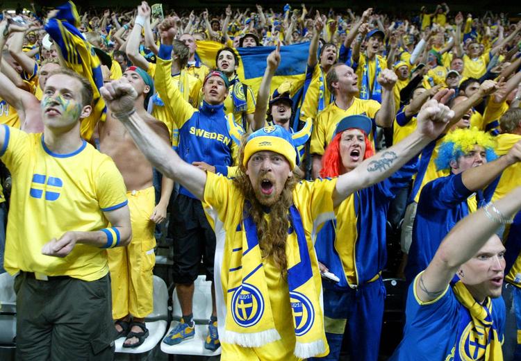 broderligt. Svenske fans jubler ved EM i Portugal 2004 efter en sen svensk udligning til 2-2 i kampen mod Danmark. Netop det resultat betød, at begge nordiske lande gik videre, mens Italien røg ud. 